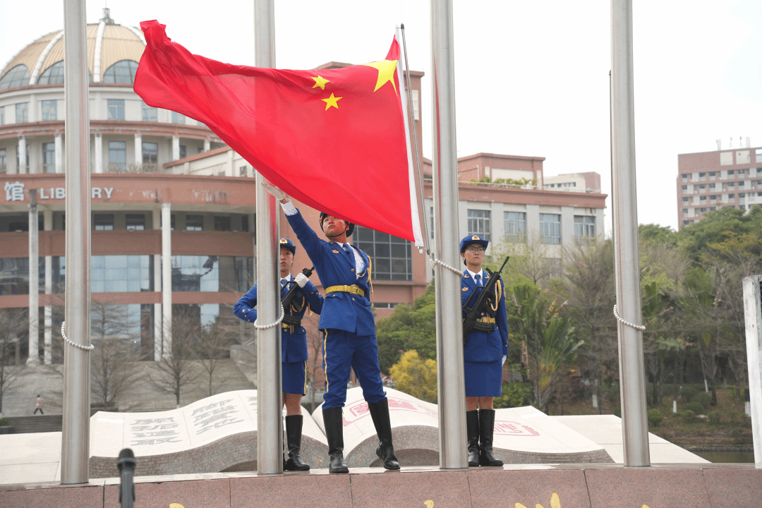  学校举行2025年春季学期“开学第一课”暨升国…