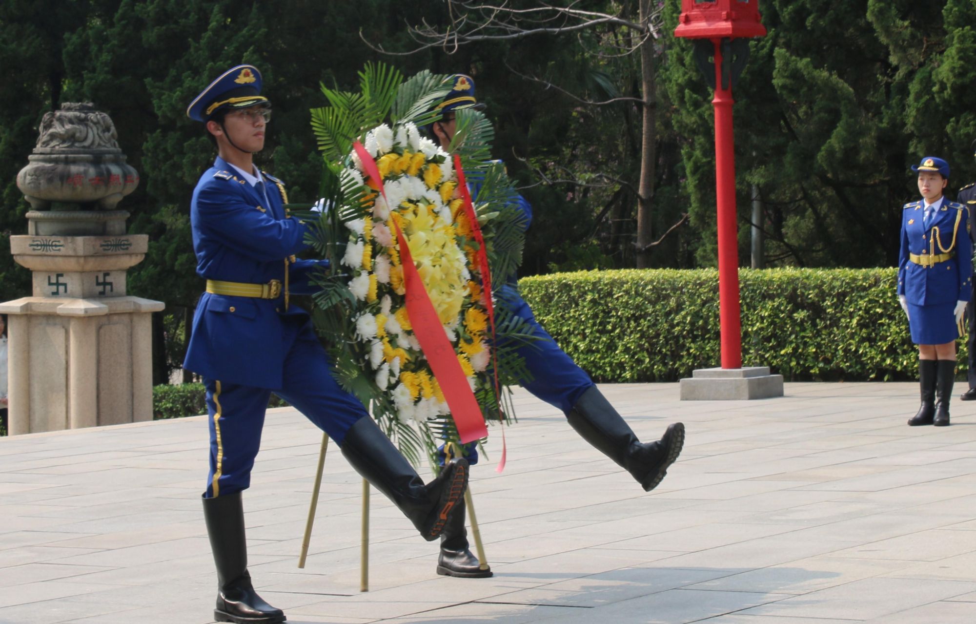  我校师生代表开展祭奠先烈活动